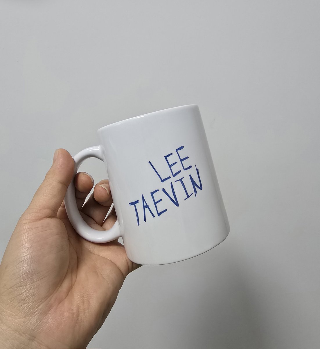 죽지도 않고 돌아온 해피 RT이벵 :)
아침부터 예쁜 사진에 도파민 뿜뿜하고
내가 쓸려고 맹근 머그가 너무 예뻐서 해보는 그런 어떠한 이벵🤣

당발 10월 15일
추첨 2명
(사진은 추후 변경될수 있슴미다💙)

티켓팅 성공하고 기쁜 맘으로 당발하고 싶어요😭