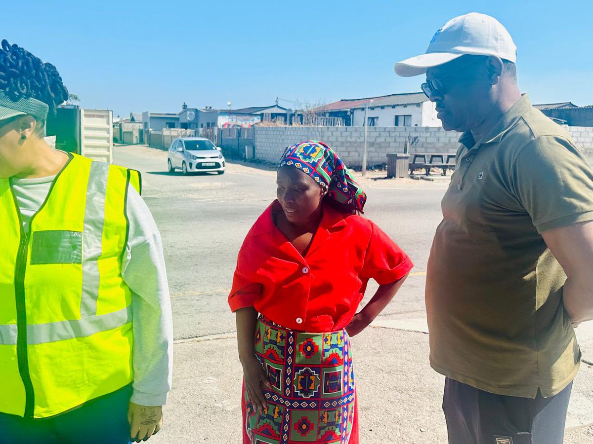 EFFSouthAfrica's tweet photo. ♦️MMCsOnDuty♦️

EFF Member of the Mayoral Committee responsible for Electricity and Energy in the Nelson Mandela Bay Municipality, Cllr Zanele Sikawuti, yesterday assessed the streetlight repairs in Ferguson Road, New Brighton ward 17

The MMC further took time to interact with the residents about the need to protect the municipal infrastructure from vandals.

#EFFinGovernment