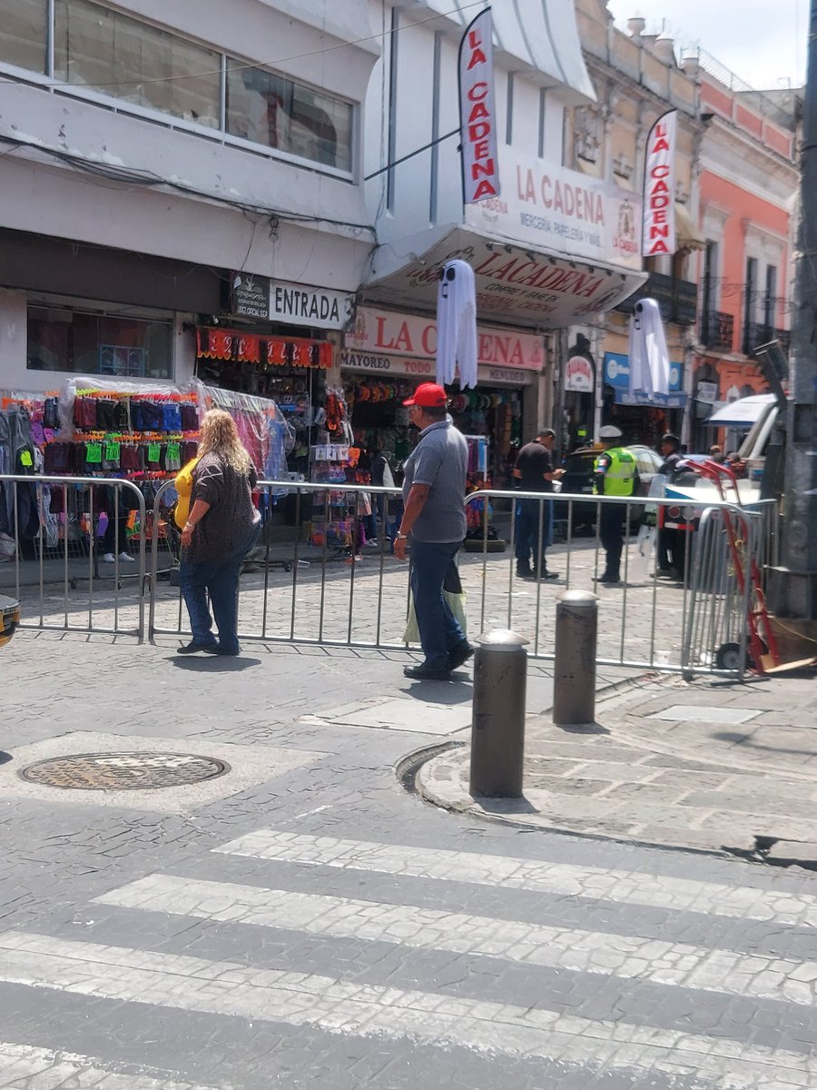 ANDREASM80's tweet photo. @JCarlos_Valerio @RoxyZavala_ En realidad @PueblaAyto cerró calles para que los ambulantes puedan extenderse a sus anchas https://t.co/Pyg04zCo6m