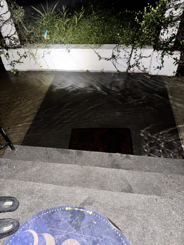 zombiexmuffinx's tweet photo. Whelp my entire front porch and my yard is a river now. This is insane and has never happened before. 
#HurricaneMilton #Milton2024 #Lakeland #florida https://t.co/dnwryYmypI