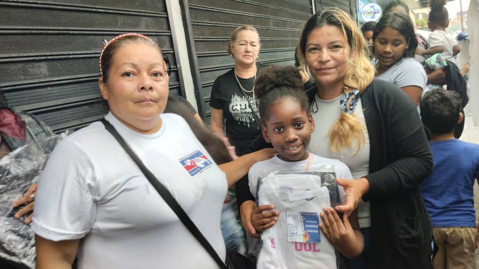 CentralASI's tweet photo. Sindicato @suvaceta de Seccional Táchira, realizó Jornada de sindicalismo de Servicio, dando una sonrisa con kit escolares y uniformes a niños de las comunidades y del sector de trabajadores informales. @CSA_TUCA @ituc @ASIjuventud
@AsiDiversa @centralasimujer https://t.co/kGrmgqKicF