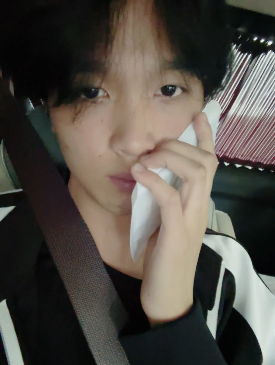 jaeminners's tweet image. who’s gonna be the next dreamies to pull out their wisdom tooth… 😭