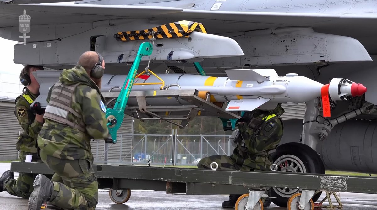 GripenNews's tweet image. 1. JAS 39C with a live GBU-49. 
2. JAS 39D flying with an inert (non-explosive) version of the bomb. Real guidance section. 
Photos: Försvarsmakten #F21 #F7 #Gripen