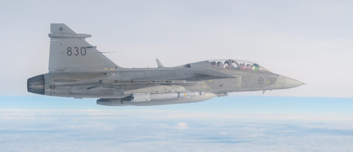 GripenNews's tweet image. 1. JAS 39C with a live GBU-49. 
2. JAS 39D flying with an inert (non-explosive) version of the bomb. Real guidance section. 
Photos: Försvarsmakten #F21 #F7 #Gripen