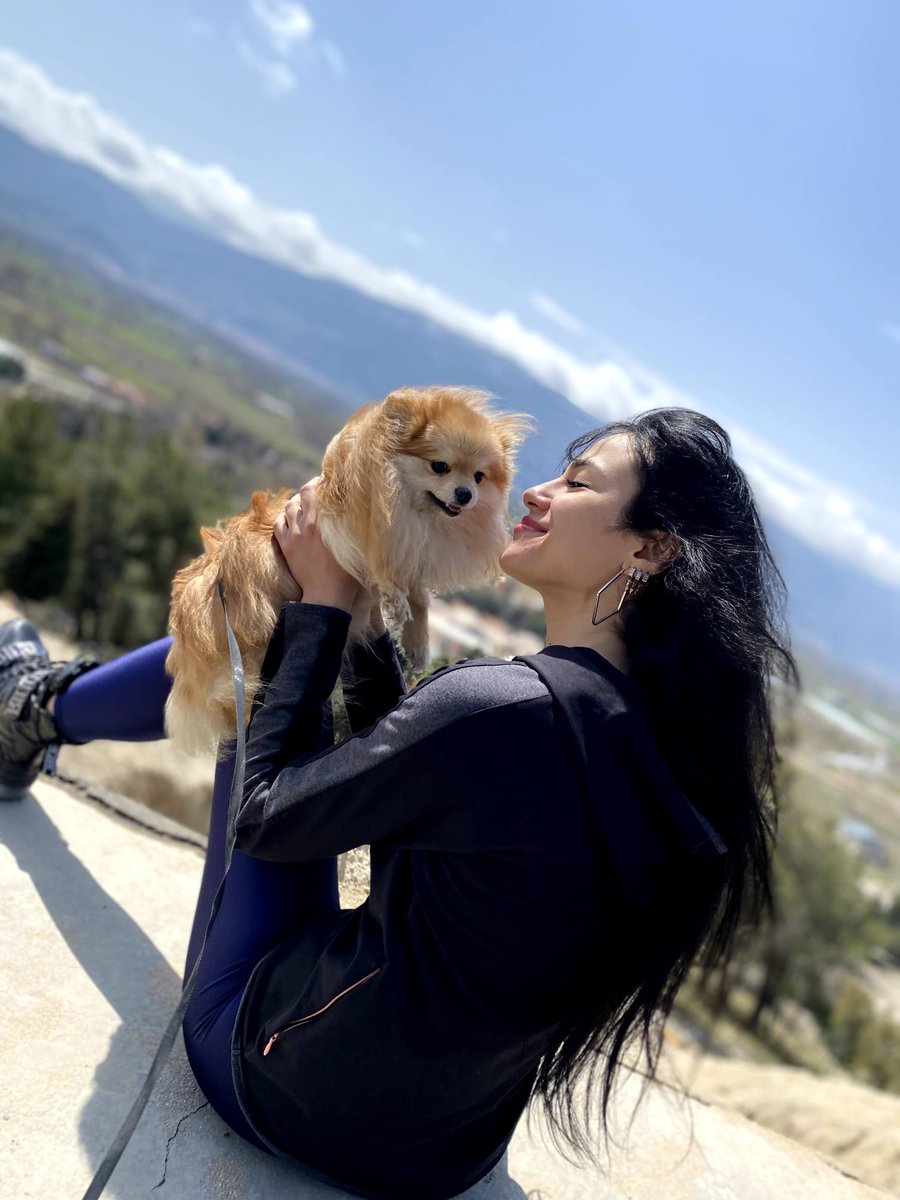 dilekplt_77's tweet photo. Yeşim,
evli olduğunu öğrendiği, komiser yardımcısı erkek arkadaşı,
Doğan Can Yıldız'dan ayrılmak isterken,
polis lojmanında kulak arkasından bitişik olarak aldığı kurşunla hayatını kaybetti.

Ambulans geç çağrıldı 
ve bu arada Yeşim'in tırnakları kesildi.

Çıkan raporda intihar etti dendi.

Yeşim hayat dolu,psikolojik sorunu olmayan,hayvanları seven,sanatla uğraşan 
26 yaşında mutlu bir kadındı.

Yeşim intihar etmedi.
Yeşim öldürüldü...

Ailesi yeniden yargılama ve adalet istiyor ....

#YeşimİçinSesVer
@adalet_bakanlik 
@yilmaztunc 
@halktvcomtr 
@eceuner12 
@nowhaber