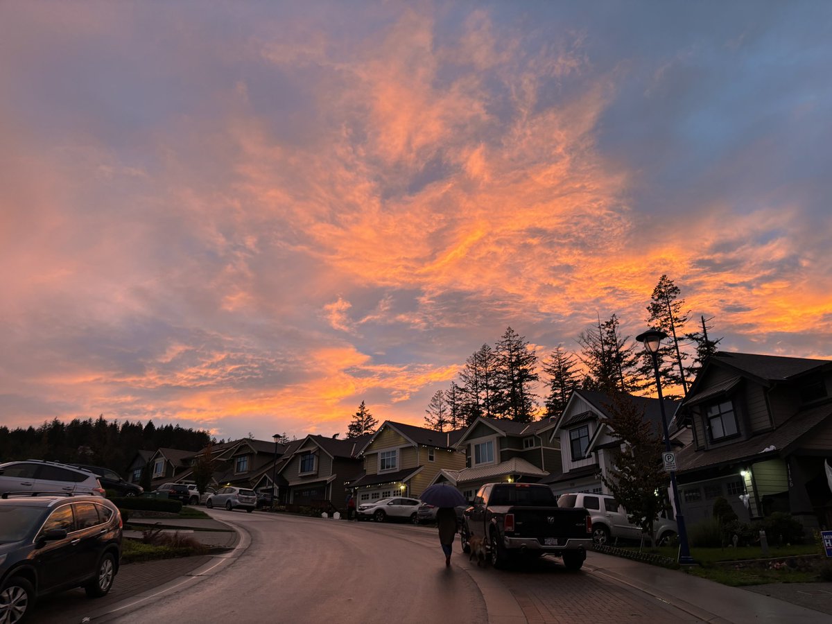 RodneyPorterPR's tweet photo. Weird day; lovely sky https://t.co/hE6Z46zr8J