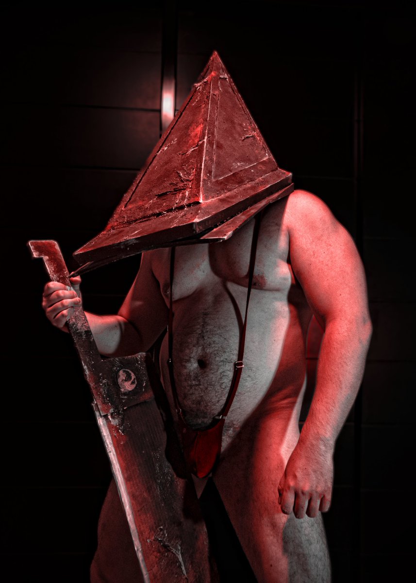 the man is back in silent hill, now for you on ultra hd, did my piggies already play the remake?
#bara #gaybear #musclebears #silenthill2 #pyramidhead #nsfwcosplay