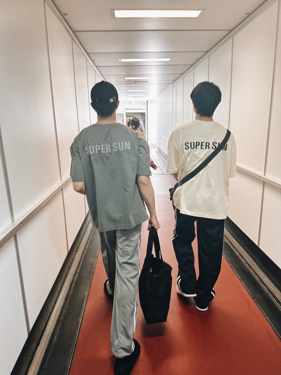 You can wear SuperSun shirt even if you're single said the owner of SuperSun CEO 🙂‍↔️🙂‍↔️

#ZeeNuNew