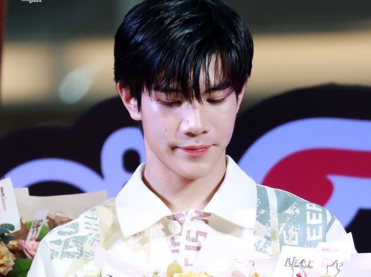 geminifourth; short au

"hurt so good"

barangkali memang benar; mereka hanya perlu sama-sama sembuh sebelum memutuskan untuk ada dalam sebuah hubungan.