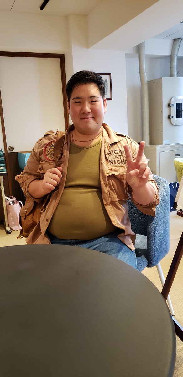 EV_spiky's tweet photo. 豪華客船で鍼灸師をしているしゅん君が遊ぶにきてくれました♬美味しいターキッシュチョコレートまで頂きました✨
#evから世界へ #鍼灸師 #豪華客船でお仕事 #英会話学校 #英会話レッスン #チョコレート #onespaworld https://t.co/l2InjsYVL9