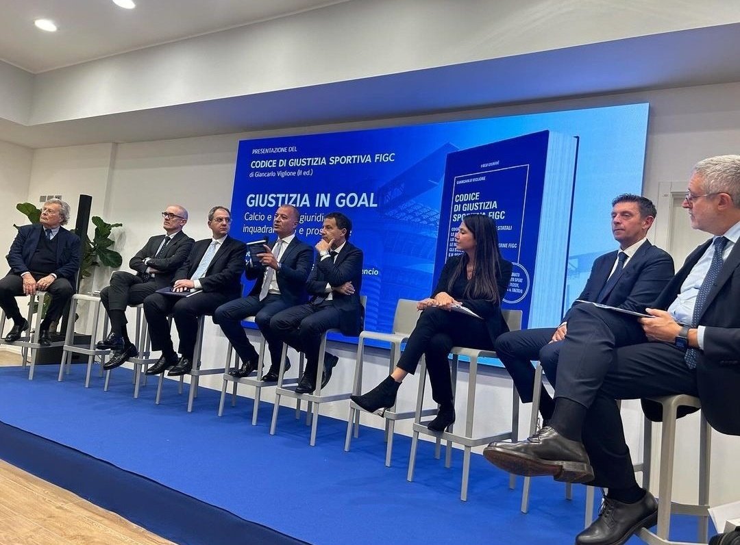 DanieleBibo's tweet photo. La Curva dell'Inter si riorganizza. A San Siro incontro del responsabile della giustizia FIGC #Viglione con il designatore arbitrale #Rocchi, il giudice sportivo #Mastrandrea e il vice ministro della Giustizia #Sisto. https://t.co/xPQm81zoVP