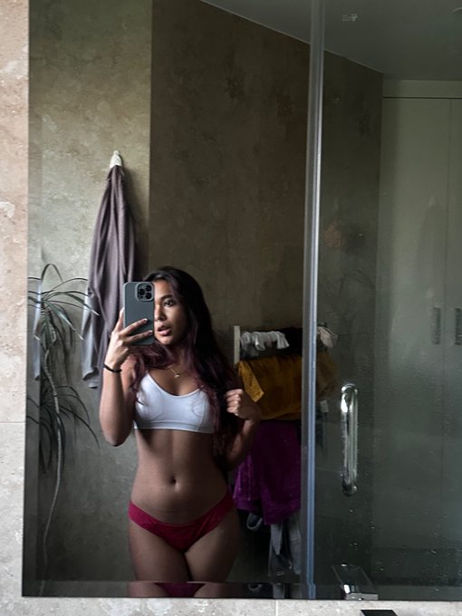 Watch MiaZ's leaked NSFW photo on TwXstars