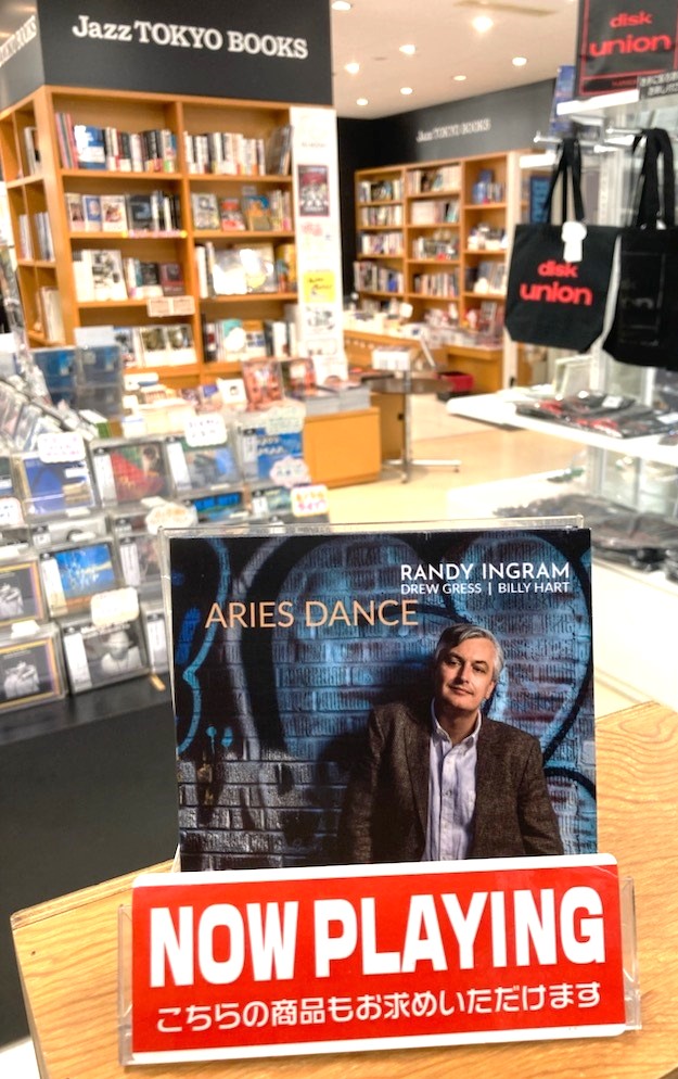 【新品CD 本日の一枚】
RANDY INGRAM / Aries Dance
午後の売場・・綺麗なメロディと小気味よいリズムのピアノトリオで売場が和んでいます。本盤、ランディの自作曲がとってもいいんですよね。お茶の水のお近くにお越しの際は、ぜひお立ち寄りください♪
diskunion.net/portal/ct/deta…