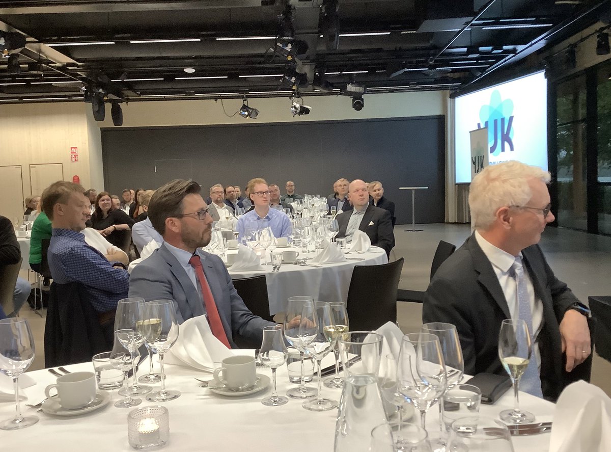 Eilen pidettiin ydinturvallisuuden - jätehuolto mukana - täydennyskoulutuksen YJK:n 20-vuotisseminaari. Tämä koko alan yhteinen talkootyö on jatkossa ehkä vieläkin tärkeämpää, sillä alalla tarvitaan runsaasti uusia osaajia. Kuvissa esimerkiksi YJK-rehtori Juhani Hyvärinen.