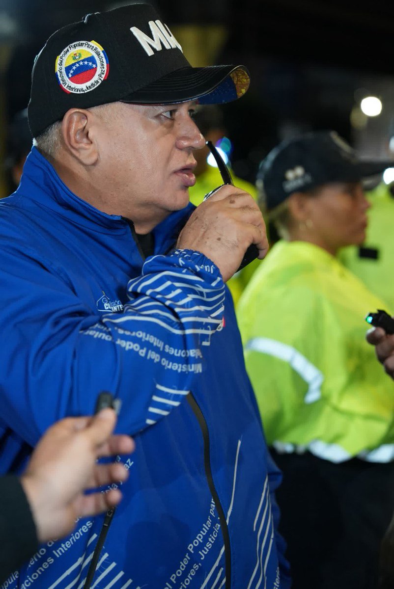 #NoEsGuerraEsGenocidio | Este jueves 10 de octubre, en horas de la madrugada, el ministro del Poder Popular para las Relaciones Interiores, Justicia y Paz, Diosdado Cabello Rondón, (<a href="/dcabellor/">Diosdado Cabello R</a>) realizó un recorrido para verificar puntos de control y patrullaje de la ciudad de