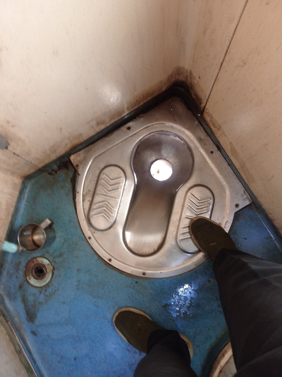 rathod_omsingh's tweet image. Train no. 12261 me B-11/2 travel NGP TO TATA but bogi no. B-12 Toilet is damaged photo see
