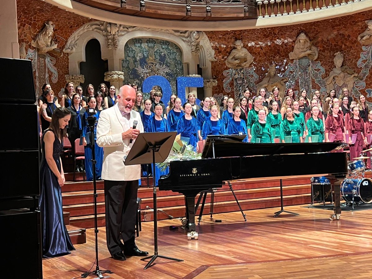 Ahir, gran concert al Palau! Gràcies a totes les que ho vau fer possible. Inoblidable, com també inoblidable la festa sorpresa que va tenir lloc acte seguit!