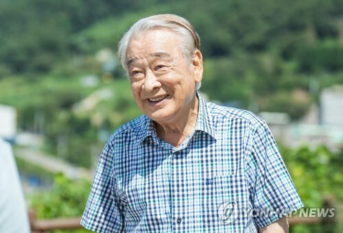 kvibe_yonhap's tweet photo. Lee Soon-jae Cancels Theater Performance 'Waiting for Godot' Due to Health Reasons
#이순재 #건강 #고도를기다리며 #공연취소 #actor #LeeSoonJae #health_problem #WaitingforGodot #cancel
https://t.co/XvKQtq7CJ2 https://t.co/JMq99KBGX8