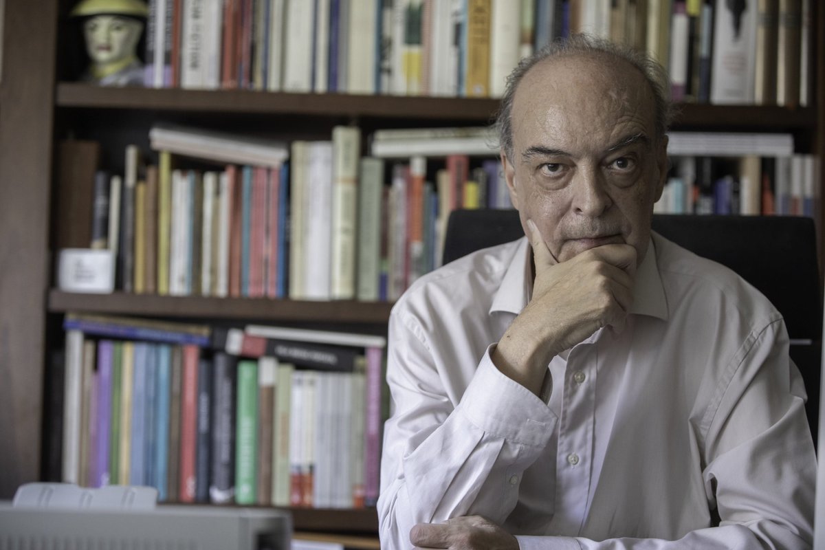 Javier Marías se fue sin ganar el Nobel de literatura. Hoy, un contemporáneo suyo (en las antípodas de su estilo, pero no de su talento) podría saldar esa cuenta pendiente con la literatura española. Enrique Vila-Matas es un mundo propio y yo un orgulloso vilamatiano.