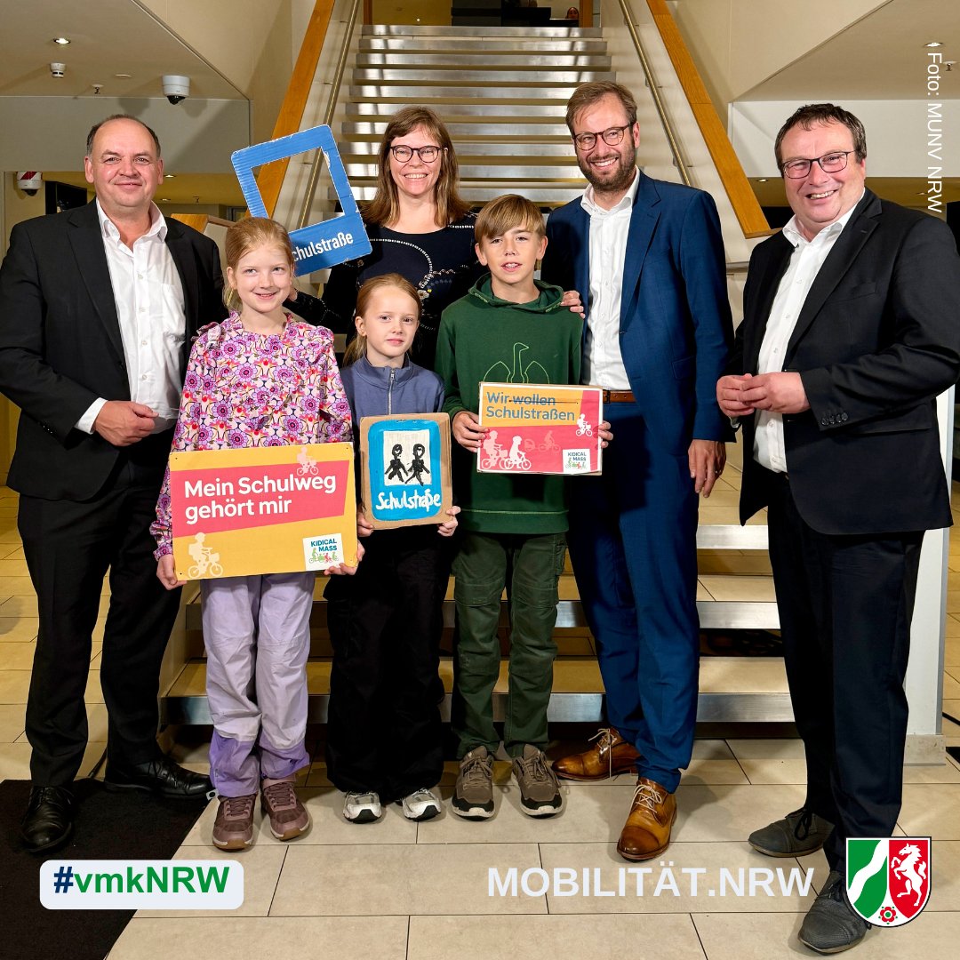 1/2 Auf der #vmkNRW haben uns gestern Flora, Ben und Luise von <a href="/KidicalmassK/">Kidical Mass Köln</a> besucht.
🚲🎒Sie fahren mit dem #Fahrrad zur Schule und fordern einen sicheren #Schulweg mit gesicherten #Radwegen und #Kreuzungen. Und ihr mutiger Aktivismus zeigt Wirkung⬇️
