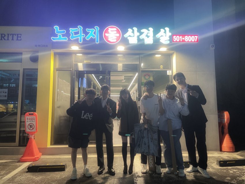 여기서 창혀니가 제일 어린가? 명절 가족 회식 조카 같이 나왔네