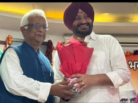 aryan746271's tweet photo. माननीय @RavneetBittu जी, ग्रुप D (CEN 01/2019) के अभ्यर्थियों की भर्ती प्रक्रिया में पदों की कमी के कारण हम अब तक ज्वाइनिंग से वंचित हैं। 25 सितंबर को आपके आश्वासन के बावजूद कोई समाधान नहीं हुआ। कृपया तुरंत कार्रवाई करें और हमारे भविष्य को सुरक्षित करें! #justice_for_b2c1 https://t.co/qOQqNMw2CA