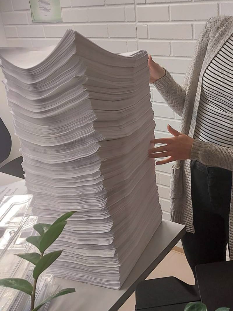 5 087 sivua. Tässä on yhden valmistuneen esitutkinnan pöytäkirjamateriaali. Takana on 1,5 vuoden työ. Läjäpäin selvitettyjä seikkoja, tarkistettuja faktoja, sposteja ja soittoja. Jokainen sivu on tarkistettu, ja jokaisella on merkityksensä. #lspoliisi #poliisi (Ketju👇)