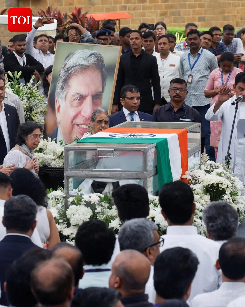 timesofindia's tweet photo. Mortal remains of #RatanTata, draped in the national flag, kept at NCPA lawns for the public to pay last respects

According to a Tata Trust statement, the remains will begin their final journey at 4 pm.

Follow complete coverage 🔗 https://t.co/xeJtEKtQny https://t.co/MhHDf9CZg5