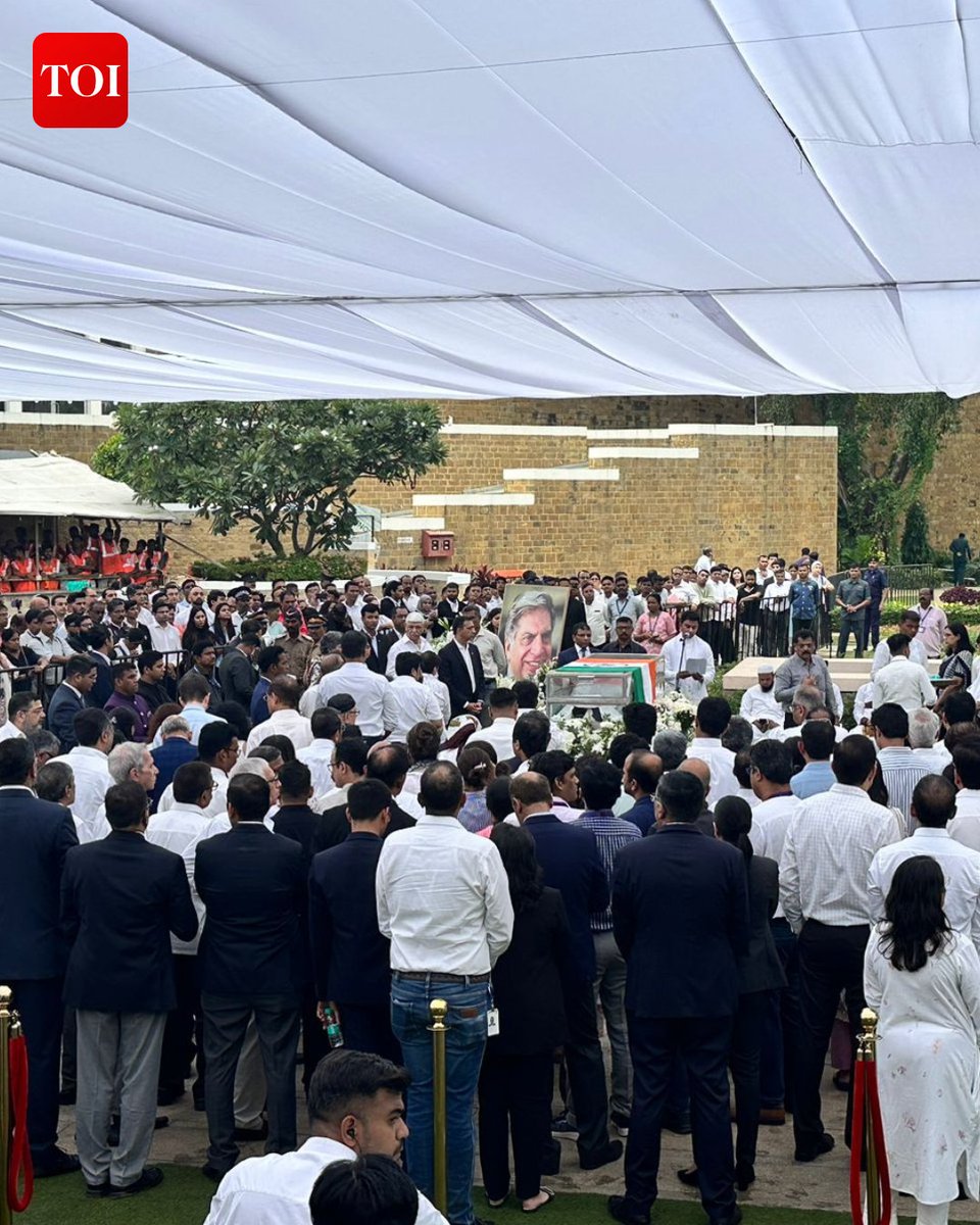 timesofindia's tweet photo. Mortal remains of #RatanTata, draped in the national flag, kept at NCPA lawns for the public to pay last respects

According to a Tata Trust statement, the remains will begin their final journey at 4 pm.

Follow complete coverage 🔗 https://t.co/xeJtEKtQny https://t.co/MhHDf9CZg5