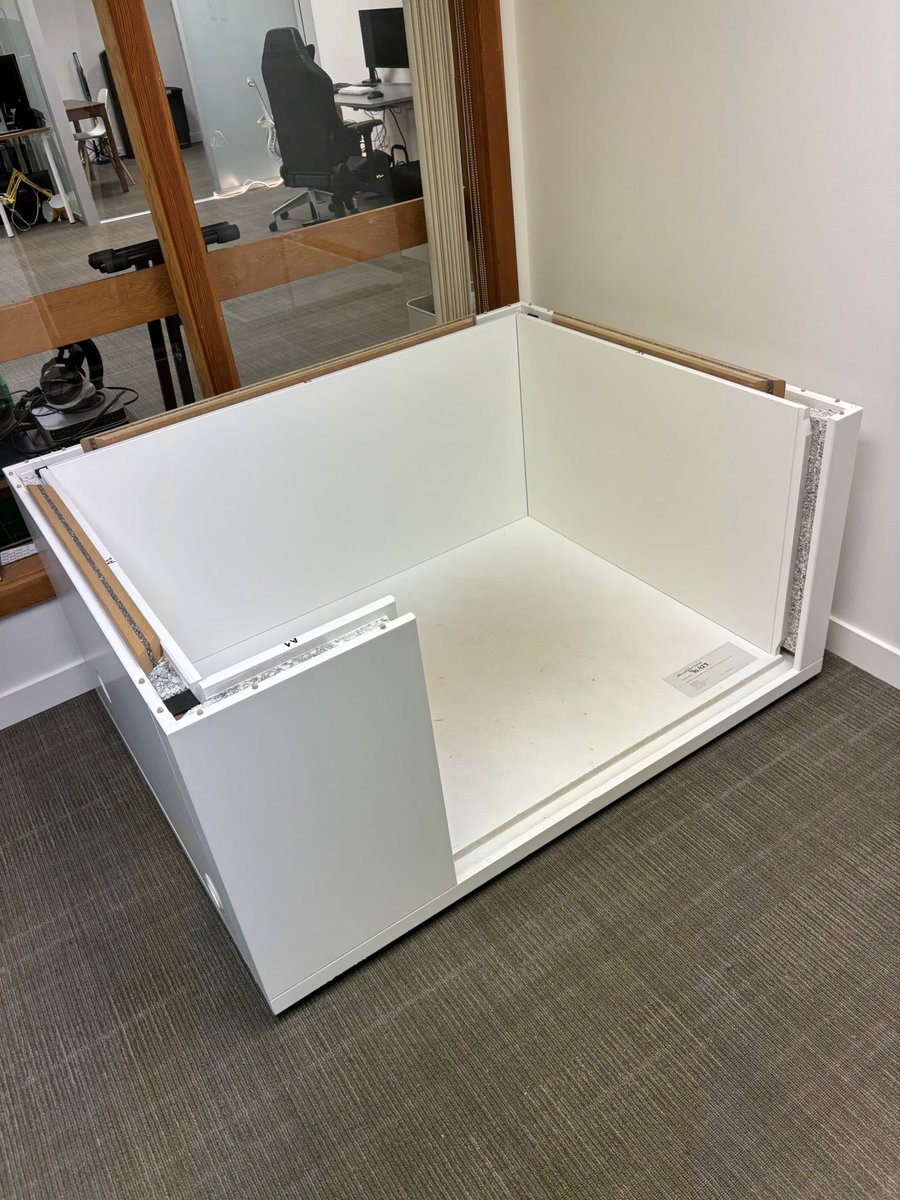 CraftCaveSound's tweet image. Stages of helping setting up the new home and re-building the super cool modular booth that @1000xResist was recorded in.