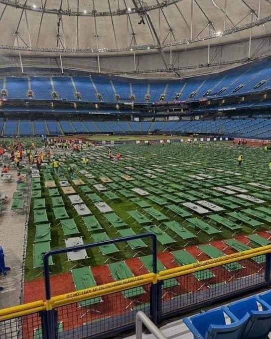 🛑El techo del Estadio Tropicana Field ha sido arrancado por el huracán #Milton

⭕️Servia como refugio para los socorristas y las tropas de la Guardia Nacional. Este lugar tenía miles de literas, equipo de rescate y alimentos entre otros articulos de emergencia.