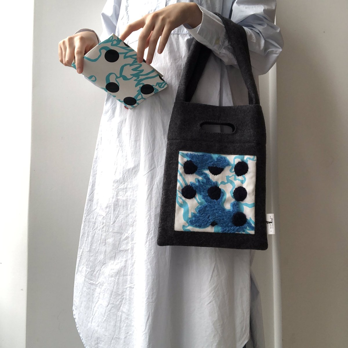 lightcube2001's tweet photo. 🆕刺繍フェルトバッグ

秋冬限定販売です🍂
オリジナルテキスタイルに、手縫いで刺繍を重ねました🪡
全て一点物です✴︎
店頭で取り扱っております🍁

#lightcube
#textile
#textiledesign
#japan
#nishiogikubo 
#ライトキューブ
#テキスタイル
#テキスタイルデザイン
#西荻窪 https://t.co/GZ1KuiBXoo