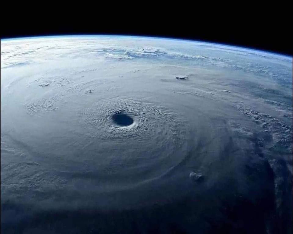 brs2643's tweet image. 🔴Amerika'daki Milton Kasırgası, yüzyılın en büyük kasırgası ve afetidir.

Ölü sayısının açıklanmayacağı bildirildi.

#SonDakika #haber #savaş #türkiye #gündem #kasırga #milton #deprem #USA #AMERİCA #amerika #helene #Biden #news #BREAKING #Hurricane