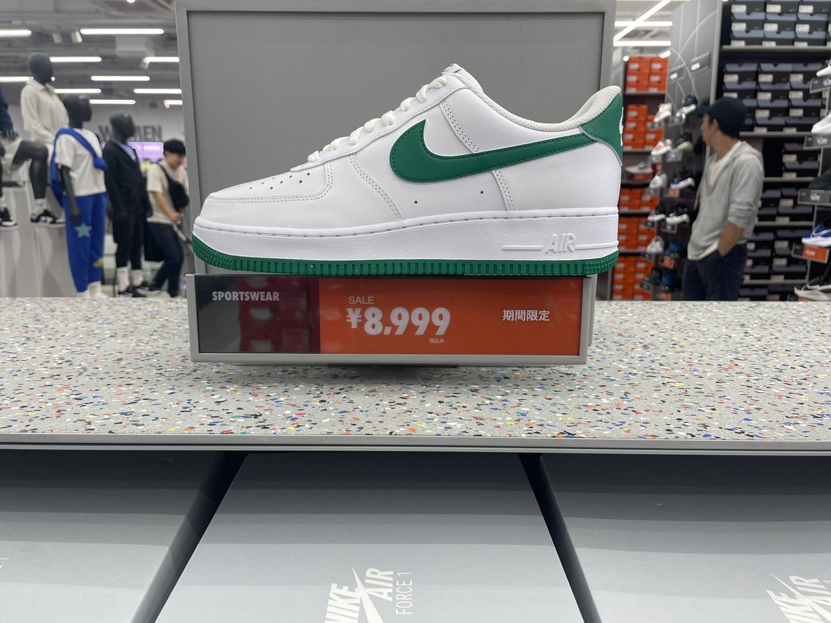 Wog3O's tweet photo. NIKEアウトレット　　
エアフォース1のグリーンが安いw
#土岐アウトレット https://t.co/XoxEy79ll8