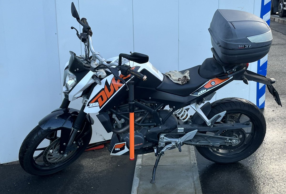 ktm8194's tweet photo. カッコイイなぁ♡
誰のバイク(笑)?
#KTM
#2013年式
#DUKE200 https://t.co/2w0GpBJkYc