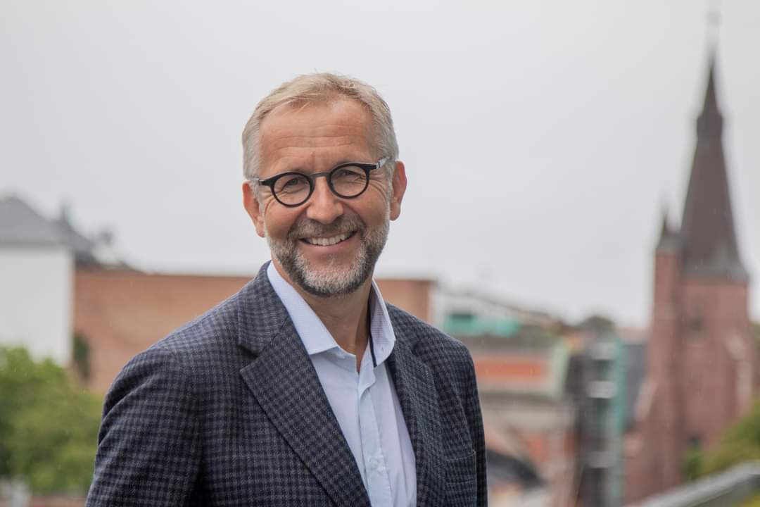 #BKTromsø inngår en unik sponsoravtale med poeten #JonHeen (Stein-Gunnar Bondevik), med fokus på psykisk helse. Samarbeidet setter viktigheten av åpenhet og støtte i sentrum, både på og utenfor banen. 💙🏐 #Mentalhelse #volleyball #Eigentleg nrk.no/tromsogfinnmar…