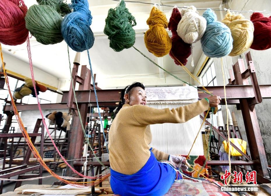 KangbaTV's tweet photo. Tibetan #carpets are famous for their bright colors, strong ethnic style, and distinct local characteristics. In a #Tibetan carpet plant in #Lhasa, #Xizang, #craftsmen are #weaving with the #traditional Tibetan hand-knotting method. #handicrafts #crafts https://t.co/sswEJZikef