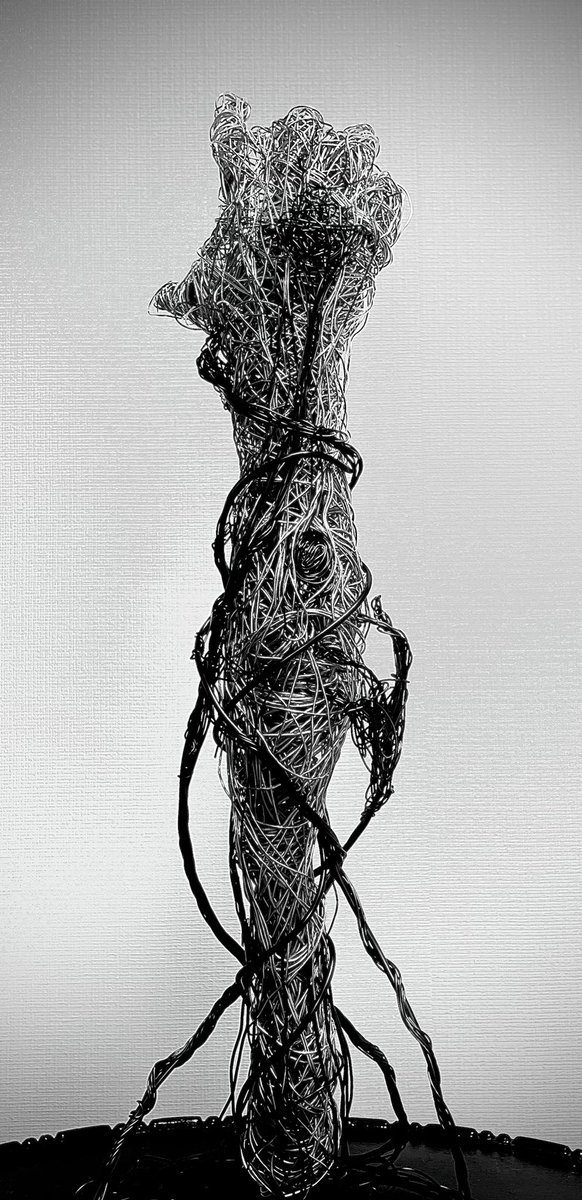 GASYA_SAKURA36's tweet image. 「unknown」

もう後戻りはできない。うまくいくかどうかもわからないのに。好奇心と不安が平等に強くなってる。黒者もまた膨れ上がる。

#wireart
#wire
#針金アート
#ワイヤーアート