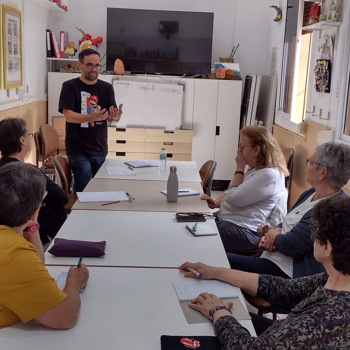 BlausCoop's tweet photo. El nostre soci David imparteix un taller de conte a l'Associació Nou Horitzó.🤓 

✨ És un retorn social que fem per estar allotjats a #LaClotaCotreball de @barcelonactiva i el Districte d'Horta-Guinardó. https://t.co/KaisOLizSD