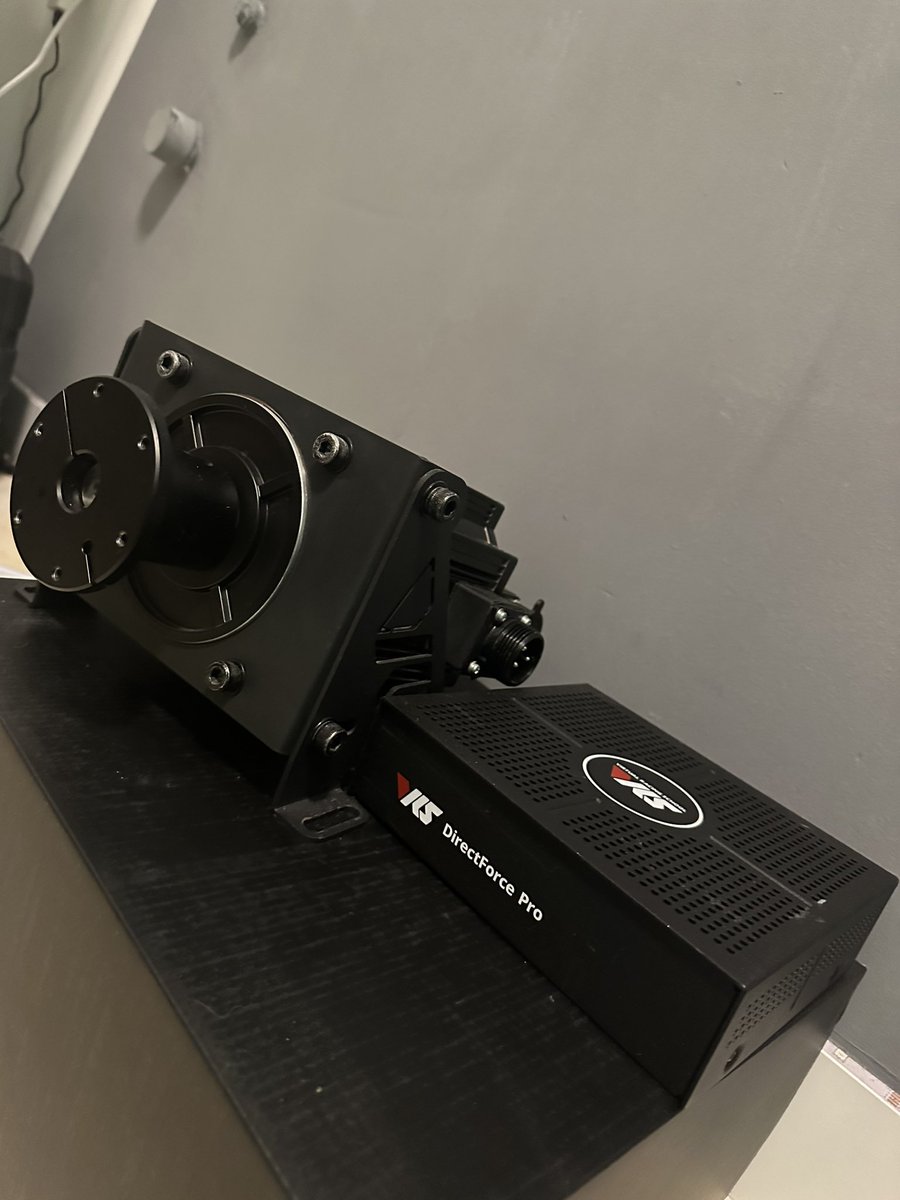 PabloVicTV's tweet image. No la volveré a usar, y para que coja polvo en una caja, mejor alguien que la aproveche y la cuide como yo.
Fueron 4 años, nunca un fallo, 20nm de fuerza que te asegura 7k irating bro!

Base VRS DD + soporte + hud adaptador, precio 500€.