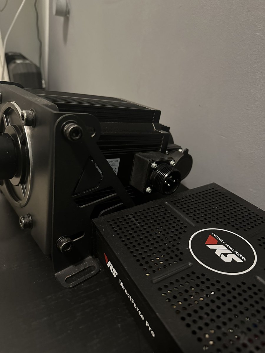 PabloVicTV's tweet image. No la volveré a usar, y para que coja polvo en una caja, mejor alguien que la aproveche y la cuide como yo.
Fueron 4 años, nunca un fallo, 20nm de fuerza que te asegura 7k irating bro!

Base VRS DD + soporte + hud adaptador, precio 500€.