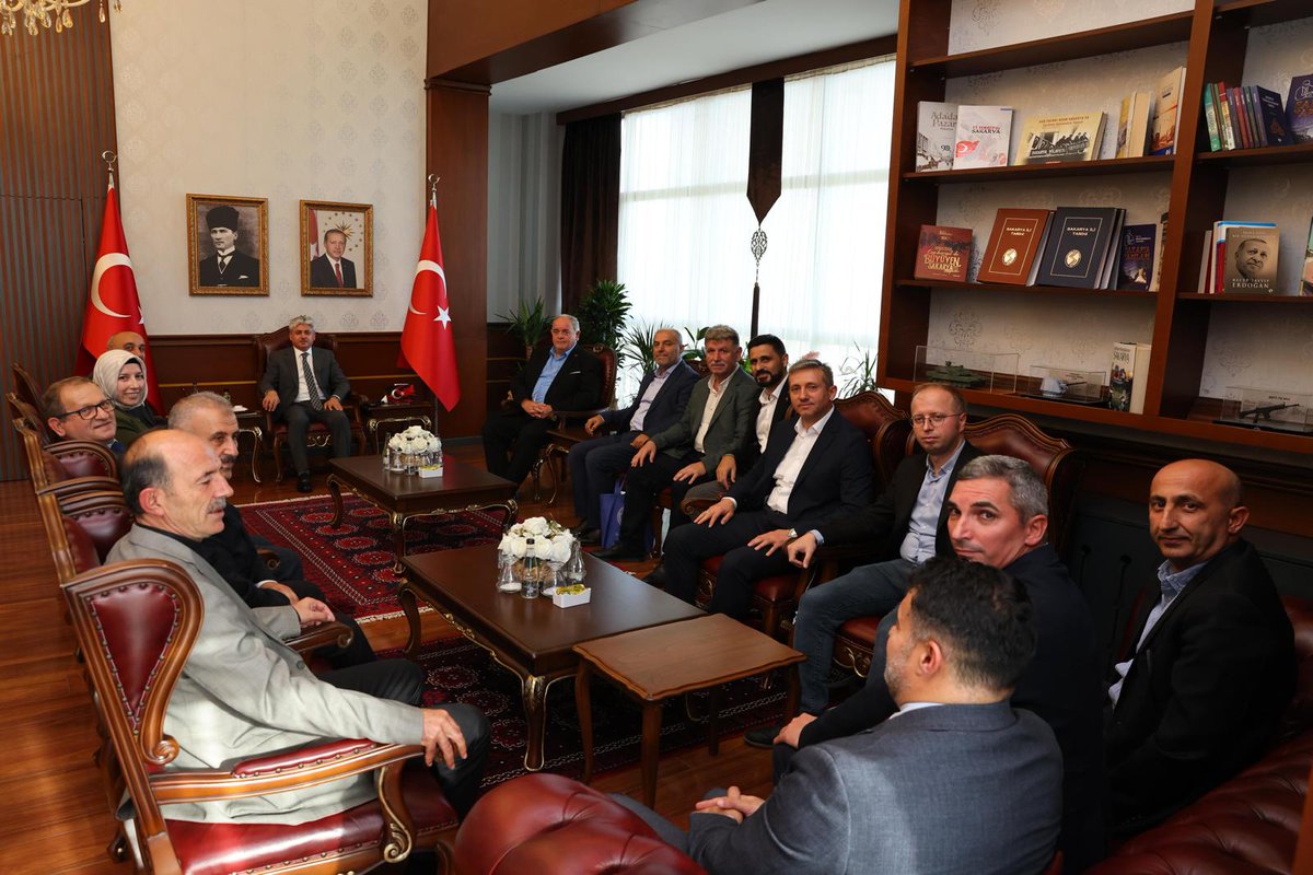 Murat__MENGEN's tweet photo. Memur Sen Sakarya İl Temsilciliği olarak Sakarya'mıza atanan Sn. Valimiz Rahmi DOĞAN'a   "Hayırlı Olsun"  ziyaretinde bulunduk.

Kıymetli Valimize samimi âlîcenap misafirperverliği ve içten sohbeti için çok teşekkür ediyoruz.

@dogan_rahmi I  @SakaryaValiligi
@_aliyalcin_      I @MemurSenKonf
@MemurSen_Sakary
#iyikimemursenvar