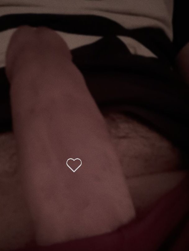 منو يجي يمصه ويكعد عليه 🫦