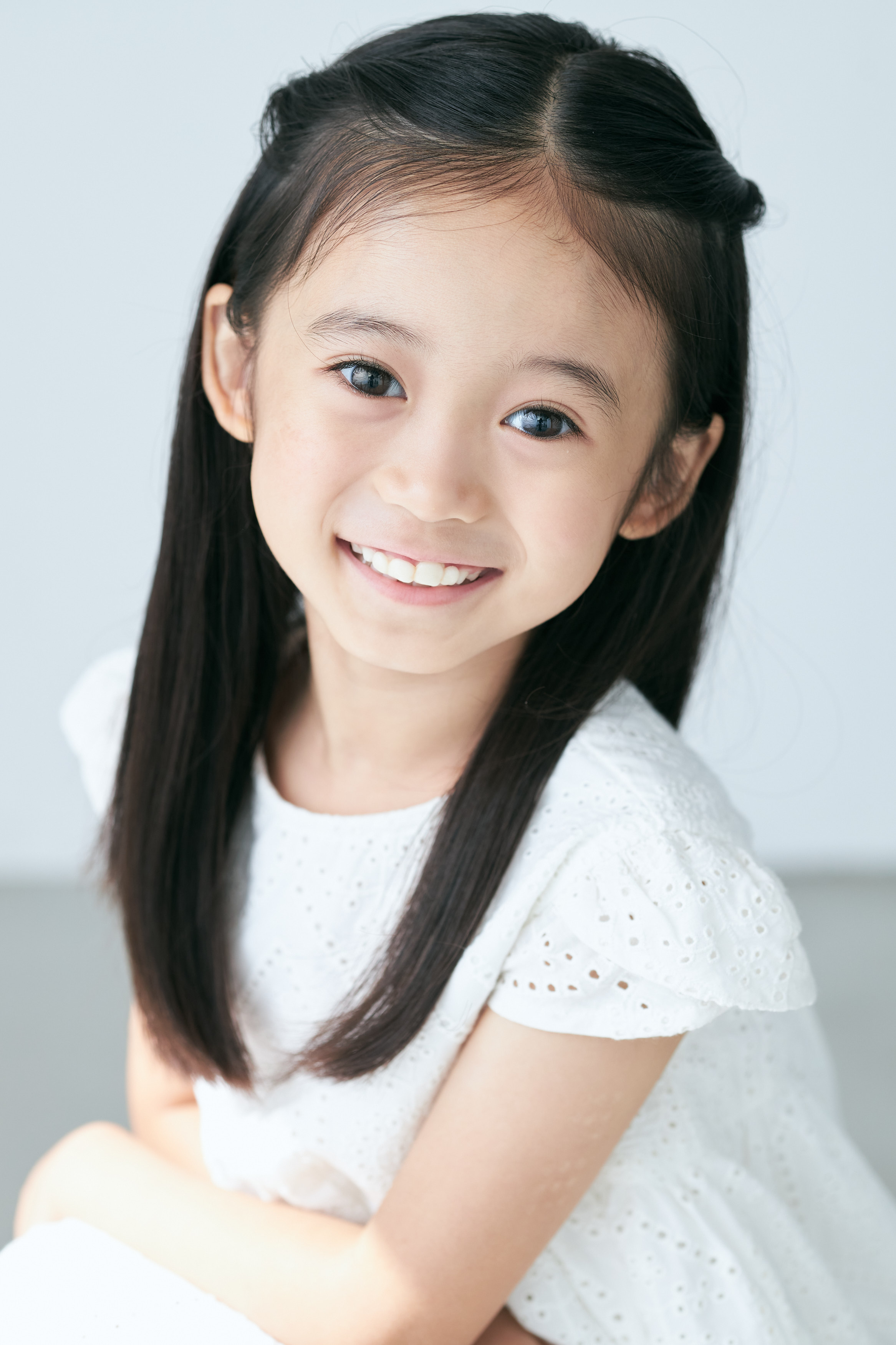 imagesize:2333x3500  Young girls 