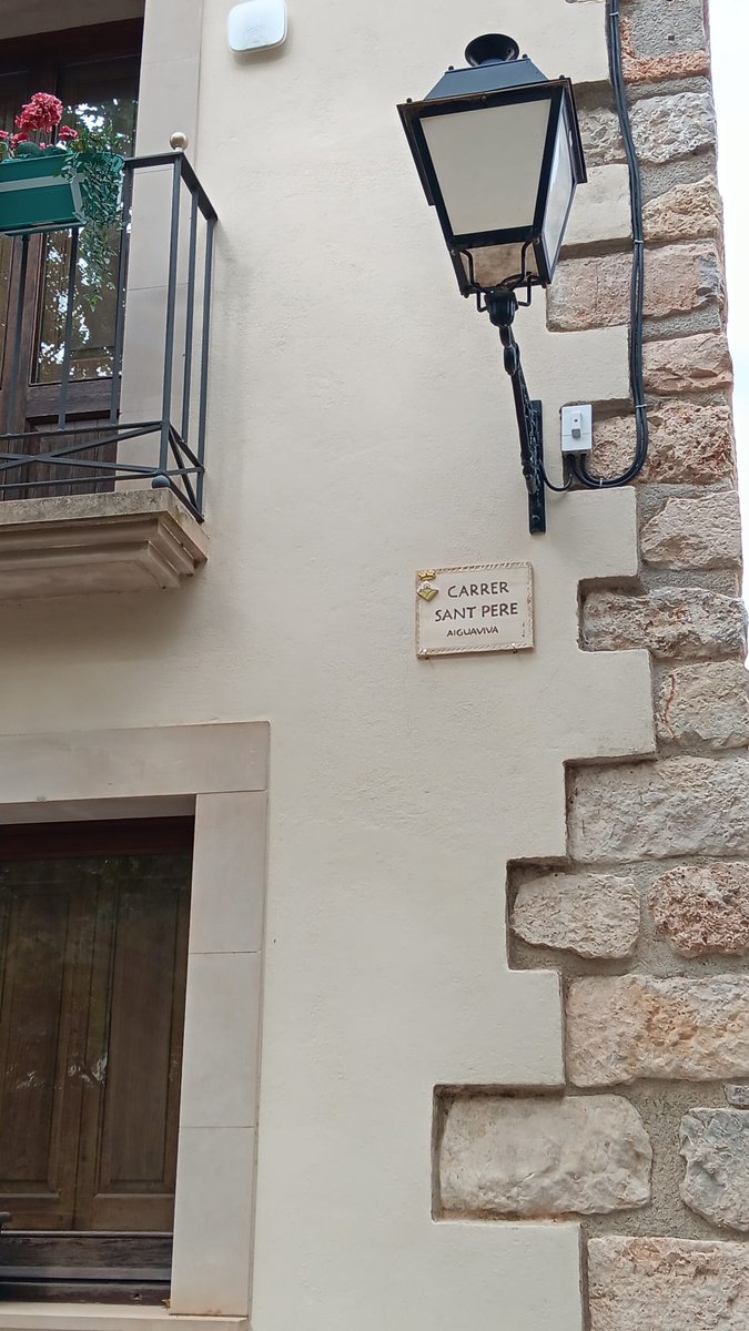 VIA PÚBLICA | COL·LOCACIÓ DE LA NOVA NOMENCLATURA A AIGUAVIVA

El passat 25 de Setembre  es va dur a terme la col·locació de la nova nomenclatura a les façanes d'Aiguaviva. +INFO: elmontmell.cat/noticies/collo…