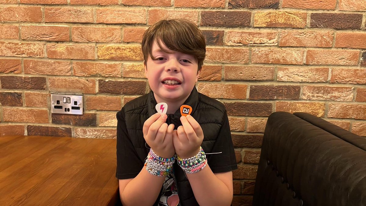 Thank you dougie <a href="/DougiePoynter/">Dougie Poynter</a> Hugo is so happy!