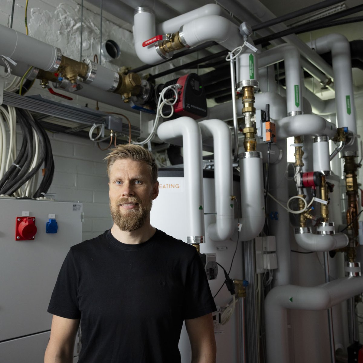 Lokakuun Kiinteistölehti tutustuu kahteen eri taloyhtiöön, joissa on toteutettu maalämpöhanke. Vesa Tarvaisen (kuvassa) taloyhtiössä hanke oli menestys, kun taas jyväskyläläisessä yhtiössä se epäonnistui täysin. 

Lue lisää ensi viikolla ilmestyvästä lehdestä! 

📷  Pekka Rousi