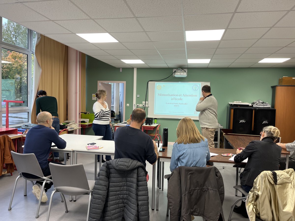 Première brigade « bien être et bien apprendre » de l’année. Les enseignants f’une école de Rambouillet sont formés à la mémorisation, à l’attention et aux cps, pendant que les élèves explorent le cerveau et les cps en atelier