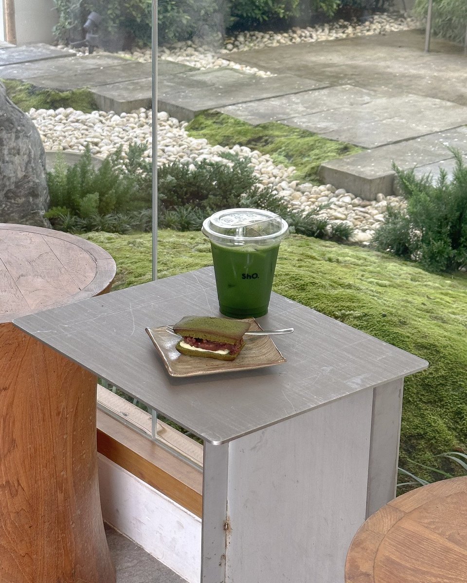 Sumleecafe's tweet photo. 𝑺𝒉𝑶 𝒄𝒐𝒛𝒚𝒉𝒐𝒖𝒔𝒆 🏡🍵🍃
            คาเฟ่สำหรับสายมัทฉะย่านรัชดา สไตล์ญี่ปุ่นสุดๆ ความ cozy แสง มู้ดและโทนดีมาก โซนที่นั่งล้อมด้วยกระจก มองเห็นมุมสวน มานั่งได้ชิลๆ เมนูเครื่องดื่มมัทฉะมีให้เลือกหลายแบบ รสชาติกลมกล่อม มีขนมด้วย
           • รัชดาภิเษก44 แยก 1 , bkk 🪟✨ https://t.co/q0IyHRQyZ3