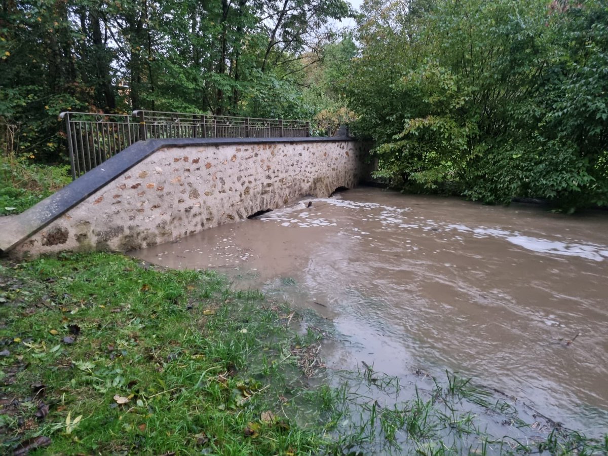 oclodong's tweet photo. Le niveau de l’Yerres et du Réveillon est haut ce matin. Les cours d’eau sont sous surveillance permanente. Les élus, agents de la Ville, membres de la Réserve civile communale et agents du Syage sont mobilisés jour et nuit. #Yerres #crue #pluie #essonne #Syage #rivière https://t.co/UgPL79sZh8